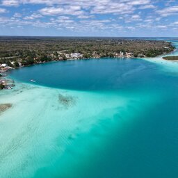 Mexico-Bacalar-Bezienswaardigheden-Boottocht-op-de-lagune-van-Bacalar-4