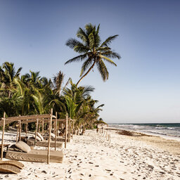 Mexico-Yucatan-Riviera-Maya-Hotels-Be-Tulum-strand-ligbedden