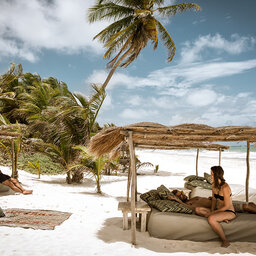 Mexico-Yucatan-Riviera-Maya-Hotels-Be-Tulum-strand-mensen-cabanas