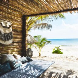 Mexico-Yucatan-Riviera-Maya-Hotels-Nomade-Tulum-ligbedden-cabana