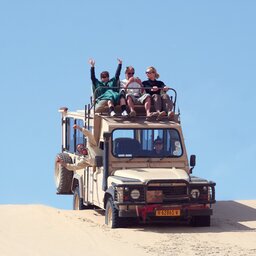 Namibië-algemeen-safari-mensen in jeep
