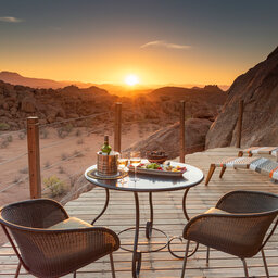 Namibie-Damaraland-Mowani-Camp-aperitief-zonsondergang