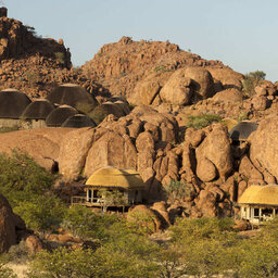 Namibie-Damaraland-Mowani-Camp-hutjes-exterieur