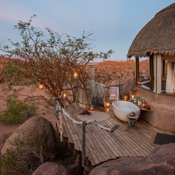 Namibie-Damaraland-Mowani-Camp-terras-met-bad