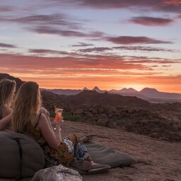 Namibie-Damaraland-Mowani-Camp-vrouwen-aperitief-zonsondergang