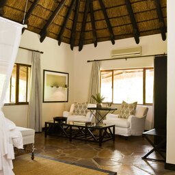 Namibie-Etosha-East-hotel-Mushara Lodge-kamer-zithoek