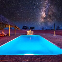 Namibië-Kalahari-Bagatelle-Kalahari-Lodge-zwembad