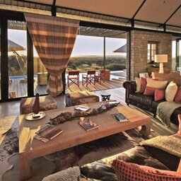 Namibië-Kalahari-Otjimbondona-lounge