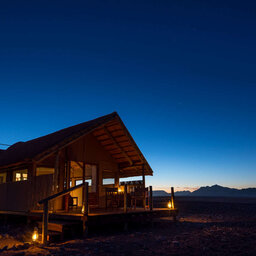 Namibie-Sossusvlei-Kulala-Desert-Lodge-Bungalow-avond