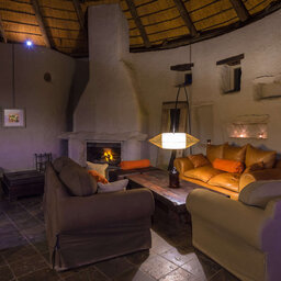 Namibie-Sossusvlei-Kulala-Desert-Lodge-Receptie-met-haardvuur