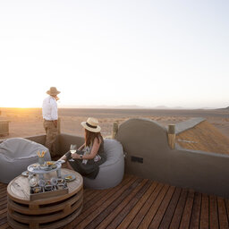 Namibie-Sossusvlei-Little-Kulala-aperitief-koppel-uitzicht