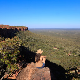 Namibië-Waterberg-Plateau-algemeen-vrouw-uitzicht