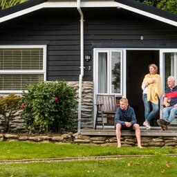 Nieuw-Zeeland-Marlborough-Hotels-Furneaux Lodge-cottage-familie
