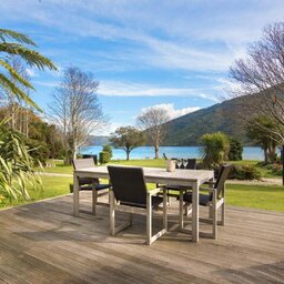 Nieuw-Zeeland-Marlborough-Hotels-Furneaux Lodge-cottage-terras