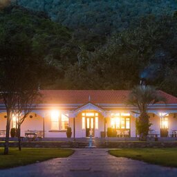 Nieuw-Zeeland-Marlborough-Hotels-Furneaux Lodge-donker