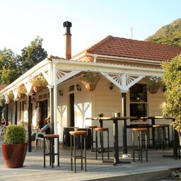 Nieuw-Zeeland-Marlborough-Hotels-Furneaux Lodge-restaurant terrasµ