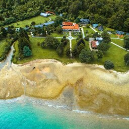 Nieuw-Zeeland-Marlborough-Hotels-Furneaux Lodge-vogelzicht