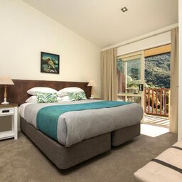 Nieuw-Zeeland-Marlborough-Hotels-Punga Cove Resort-Deluxe Suite-bed