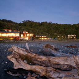 Nieuw-Zeeland-westcoast-hotel-Scenic Hotel Punakaiki-beach donker