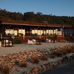 Nieuw-Zeeland-westcoast-hotel-Scenic Hotel Punakaiki-gebouw terras