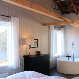 Noord-Noorwegen-Lofoten-Nusfjord-Arctic-Resort-badkamer-1