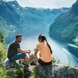 Noorrwegen-Fjord-Noorwegen-Bezienswaardigheid-Geiranger-koppel-uitzicht