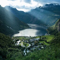 Noorwegen-Fjord-Noorwegen-Hotel-Union-Geiranger-luchtfoto-fjord