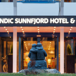 Noorwegen-Fjord-Noorwegen-Scandic-Sunnfjord-Hotel-&-Spa-ingang