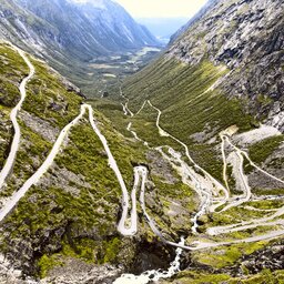 Noorwegen-Trondelag-Bezienswaardigheid-The-Golden-Road-Trollstigen-bergpas (1)