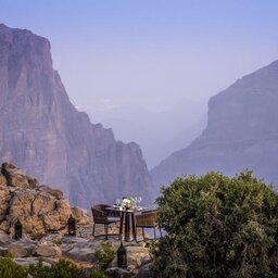 Oman-bergen-Anantara Al Jabal Al Akhdar resort-romatische tafel met uitzicht