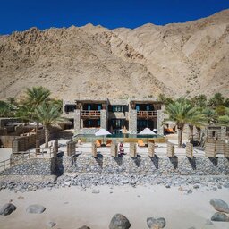 Oman-Musandam-Six Senses Zighy Bay-zicht op hotel