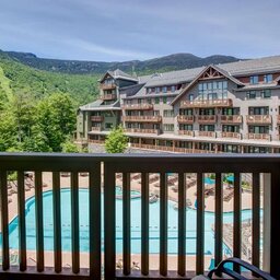 Oost-USA-Vermont-Stowe Mountain Lodge-Kamer-Balkon-Uitzicht zwembad
