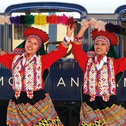 Peru-Belmond-Andean-Explorer-trein-dansende-vrouwen-2