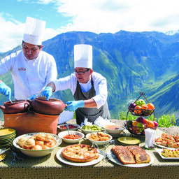 Peru-Colca-Canyon-Belmond-Las-Casitas-buffet-tuin-uitzicht-vallei