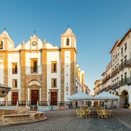 Portugal-Alentejo-Excursie-Bezoek-aan-Evora-Giraldo-plein 1