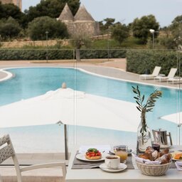 Puglia-Adriatische-kust-Cala-Ponte-zwembad-ontbijt