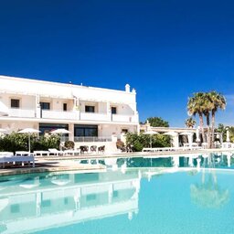 Puglia-Adriatische-kust-Canne Bianche Lifestyle Resort-hotelgebouw-en-zwembad