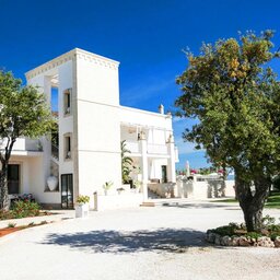 Puglia-Adriatische-kust-Canne Bianche Lifestyle Resort-hotelgebouw-ingang