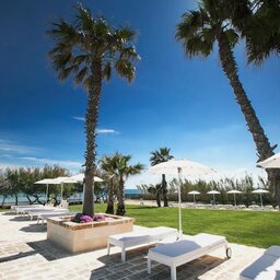 Puglia-Adriatische-kust-Canne Bianche Lifestyle Resort-ligbedden-tuin