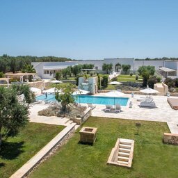 Puglia-Adriatische-Kust-Masseria Muntibianchi Agriresort-luchtfoto-tuin-zwembad