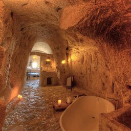 Puglia-Basilicata-Sextantio-Le-Grotte-Della-Civita-badkamer