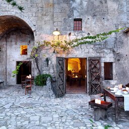 Puglia-Basilicata-Sextantio-Le-Grotte-Della-Civita-patio