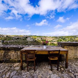 Puglia-Basilicata-Sextantio-Le-Grotte-Della-Civita-tafel-uitzicht