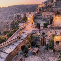 Puglia-Basilicata-Sextantio-Le-Grotte-Della-Civita-zonsopkomst-luchtfoto