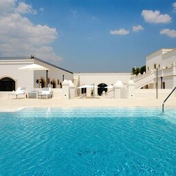 Puglia-Ionische-kust-Masseria-Bagnara-Resort-&-Spa-zwembad-met-ligbedden