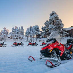 rsz_1rsz_finland-lapland-ivalo-wilderness-hotel-inari-outdoor-activities-sneeuwscooter
