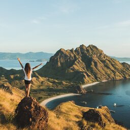 rsz_1rsz_indonesië-komodo-vrouw-met-uitzicht