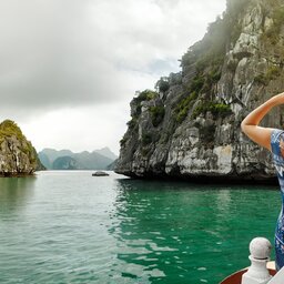 rsz_1rsz_vietnam-ha-long-bay-streek-vrouw-kijkend-naar-uitzicht