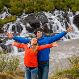 rsz_ijsland-westkust-excursie-bezoek-aan-de-hraunfossar-waterval-koppel-3