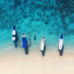 rsz_indonesië-gili-eilanden-strand-met-bootjes